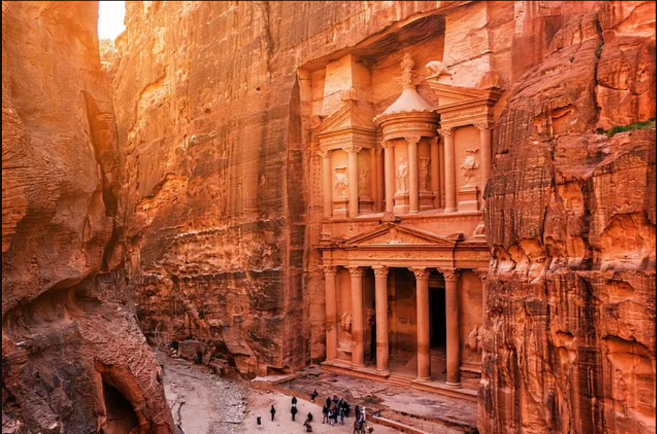 Сенсационная находка на месте съемок "Индианы Джонса": археологи нашли тайную гробницу со "Святым Граалем"